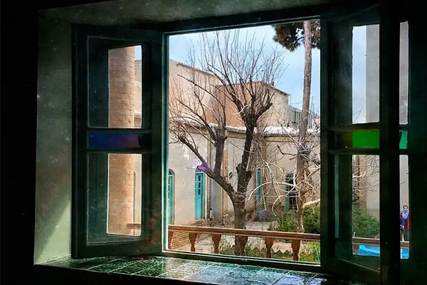 فضای سنتی خانه موتمن الاطما در تهران
