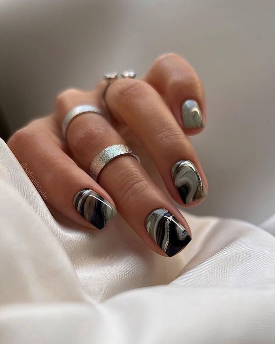 کاشت ناخن مشکی طرح دار