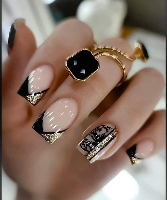 کاشت ناخن مشکی طرح دار