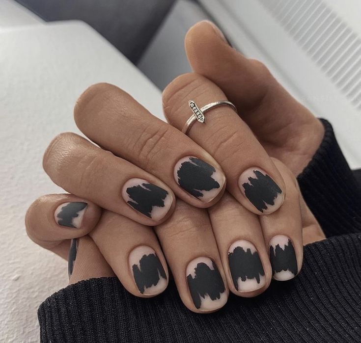کاشت ناخن مشکی طرح دار