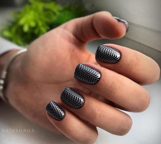 کاشت ناخن مشکی طرح دار