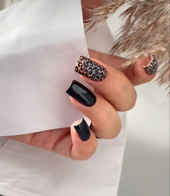 کاشت ناخن مشکی طرح دار