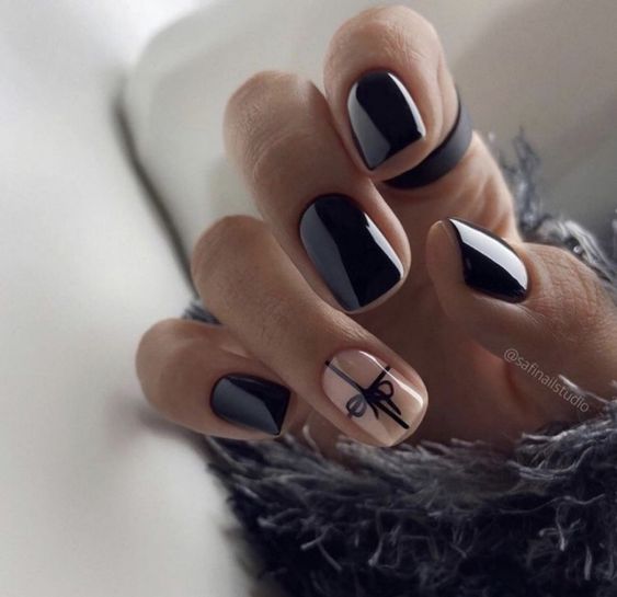 کاشت ناخن مشکی طرح دار
