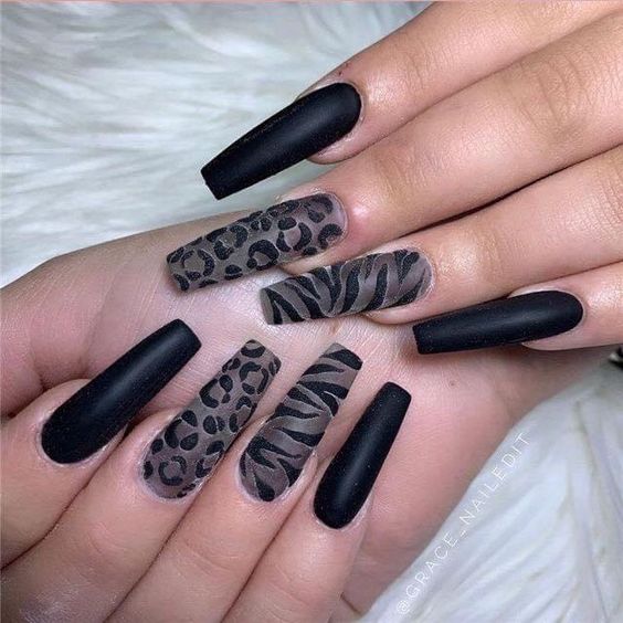 کاشت ناخن مشکی طرح دار