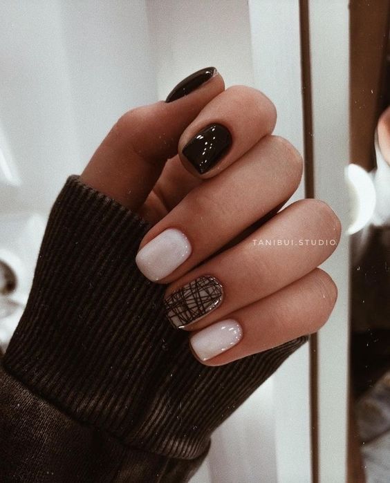 کاشت ناخن مشکی طرح دار