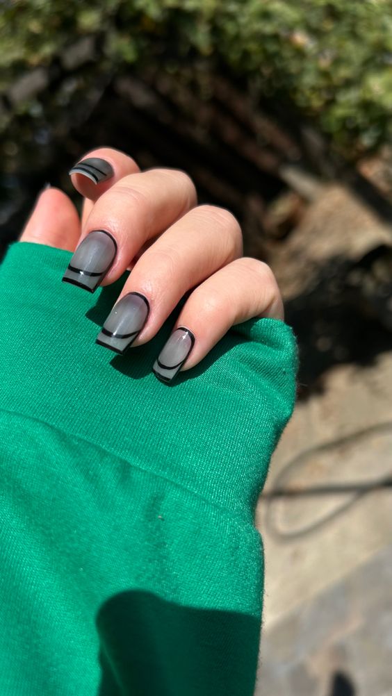 کاشت ناخن مشکی طرح دار