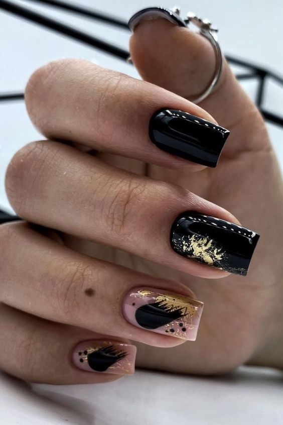 کاشت ناخن مشکی طرح دار