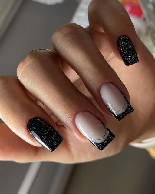 کاشت ناخن مشکی طرح دار