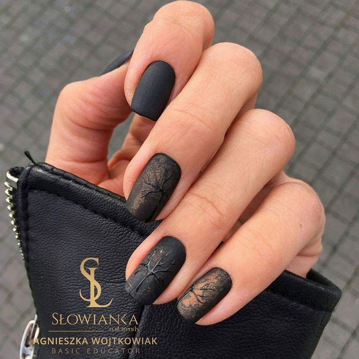 کاشت ناخن مشکی طرح دار