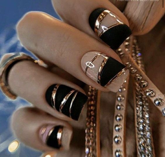 کاشت ناخن مشکی طرح دار