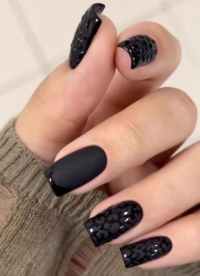 کاشت ناخن مشکی طرح دار