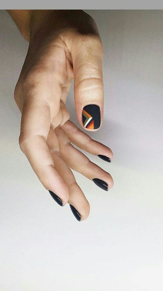 کاشت ناخن مشکی طرح دار