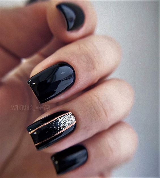 کاشت ناخن مشکی طرح دار