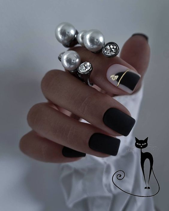 کاشت ناخن مشکی طرح دار