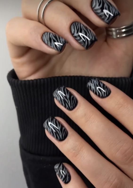 کاشت ناخن مشکی طرح دار