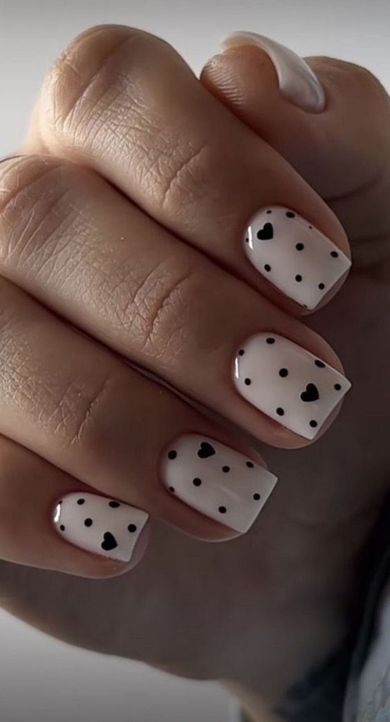 کاشت ناخن مشکی طرح دار