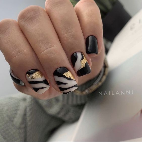 کاشت ناخن مشکی طرح دار