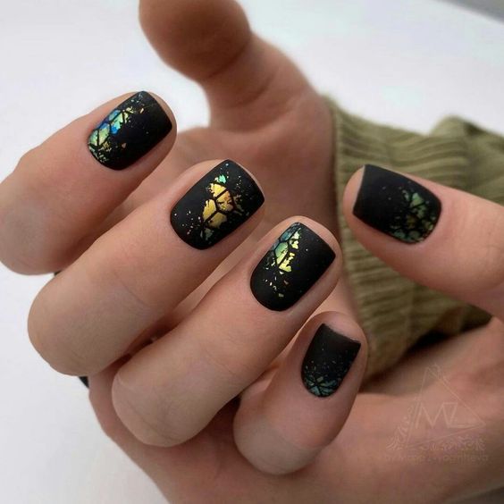 کاشت ناخن مشکی طرح دار