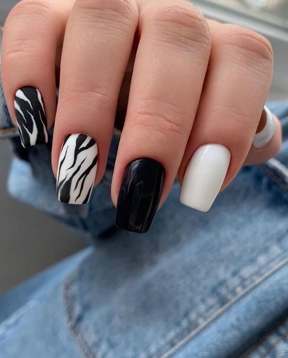 کاشت ناخن مشکی طرح دار