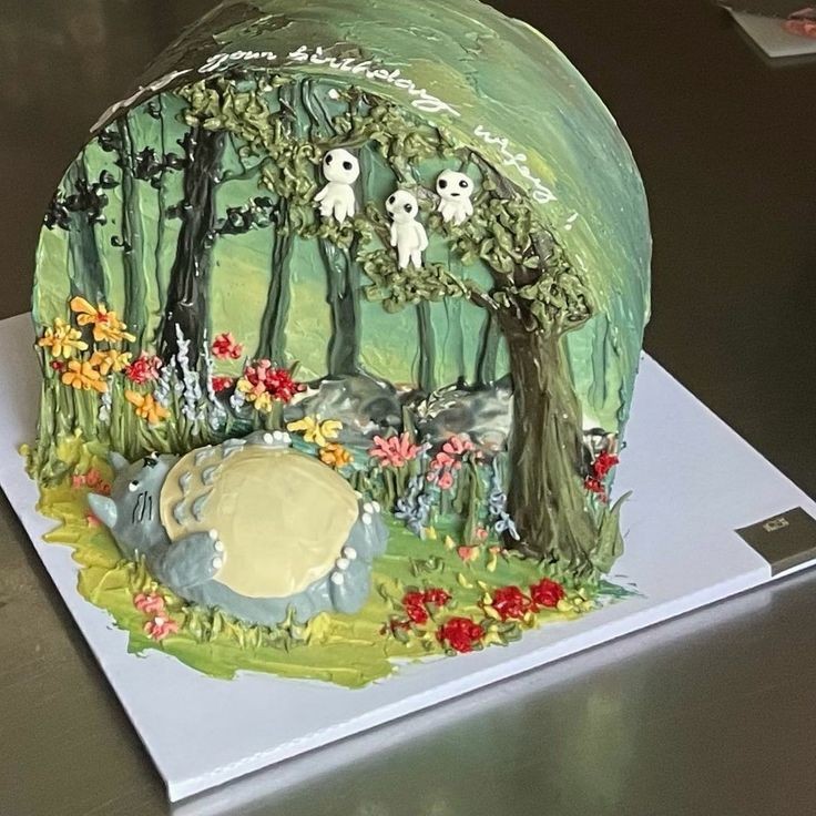 نقاشی جنگل روی کیک خامه ای