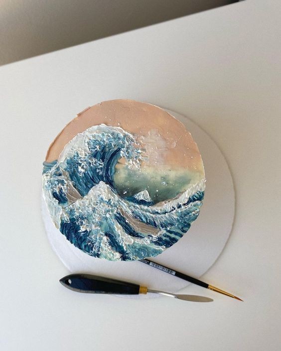 نقاشی موج روی کیک خامه ای