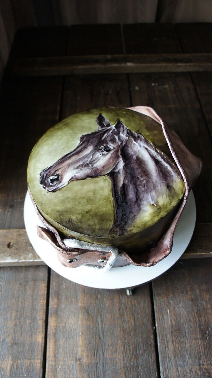 نقاشی اسب روی کیک خامه ای