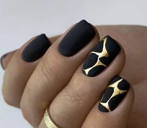 کاشت ناخن مشکی طرح دار