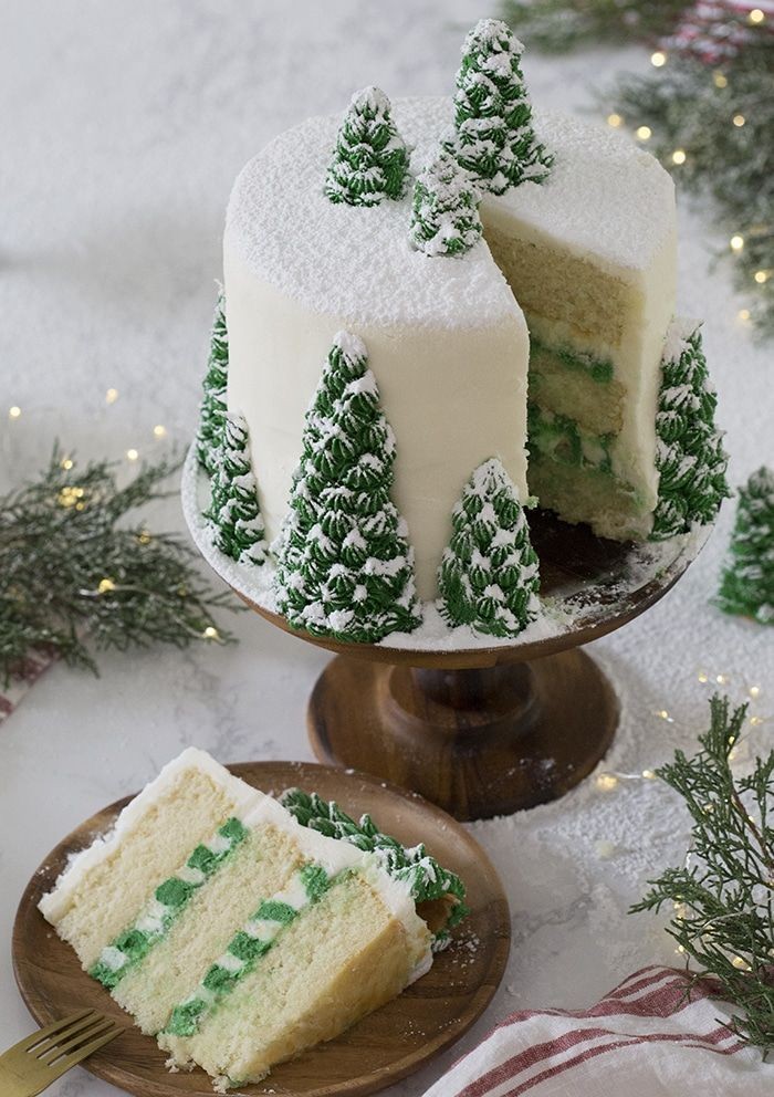 کیک زمستانی درخت کاج و برف
