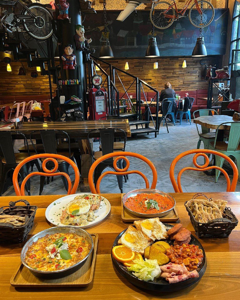 رستوران با غذای خوشمزه در کریمخان