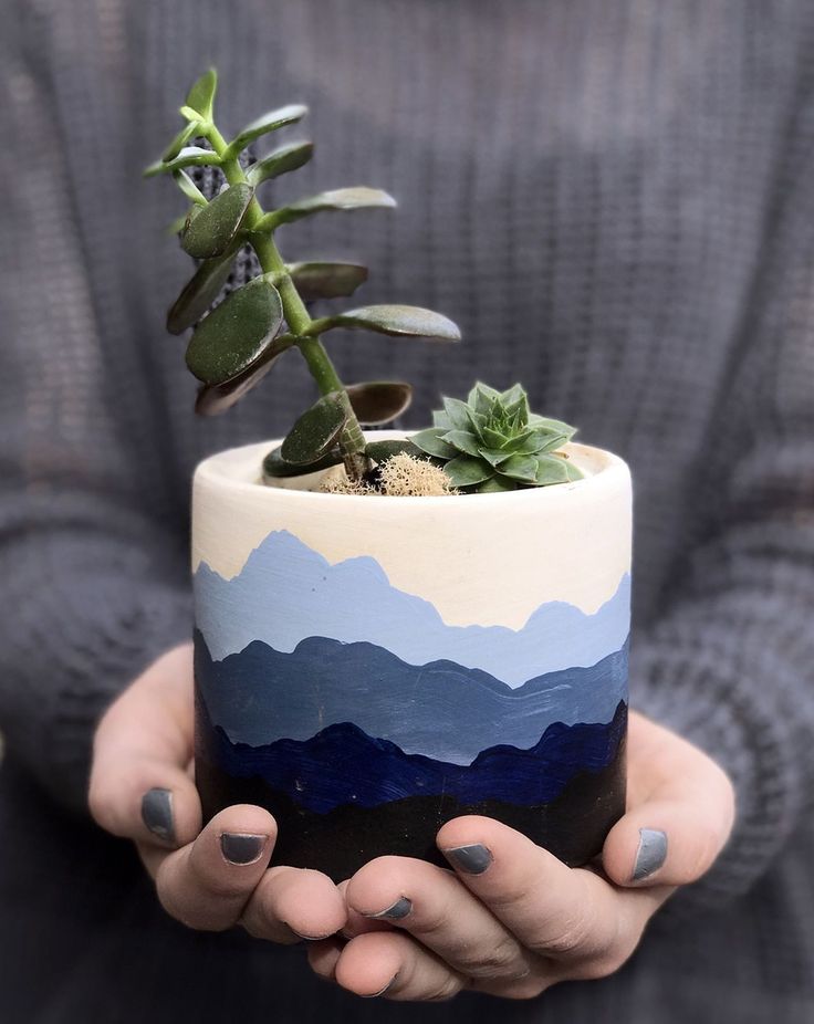 نقاشی روی گلدان با طرح کوه