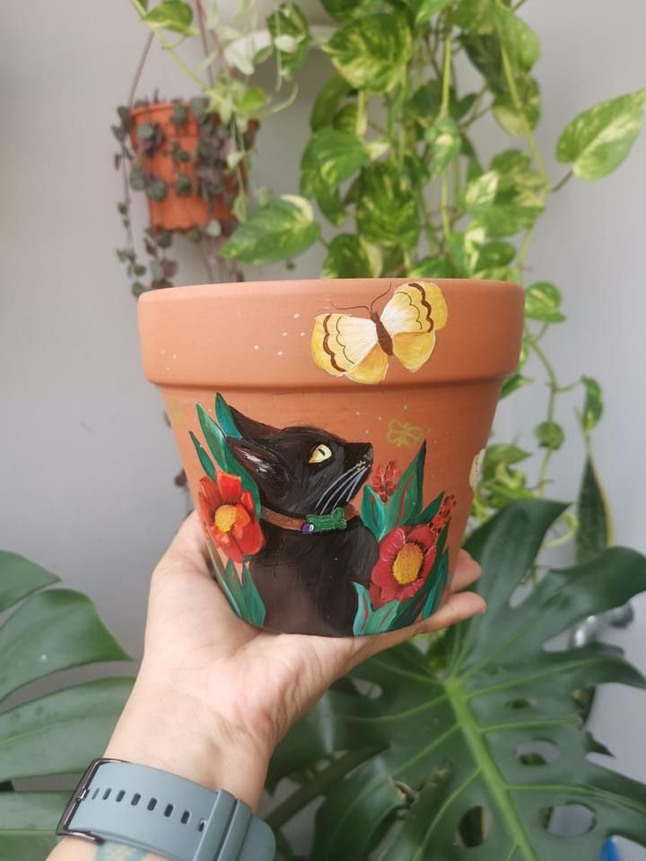 نقاشی روی گلدان با طرح گربه سیاه