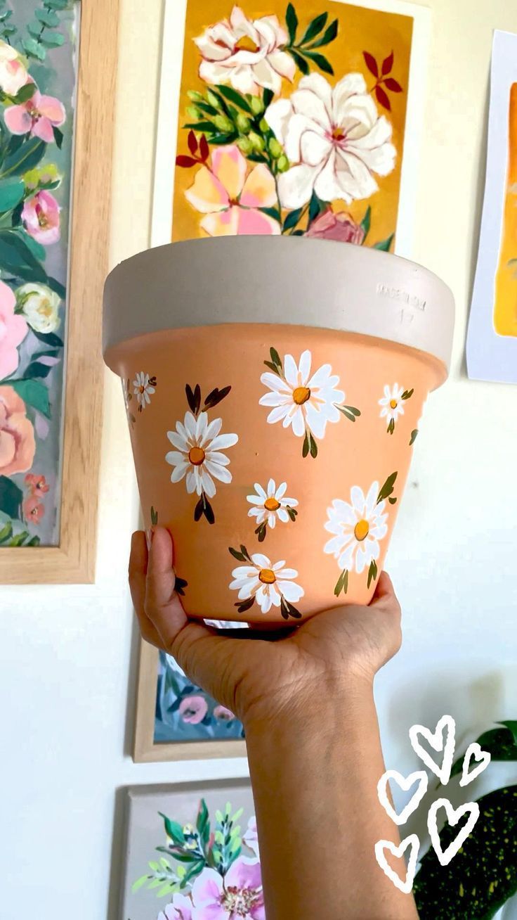 نقاشی روی گلدان با طرح گل