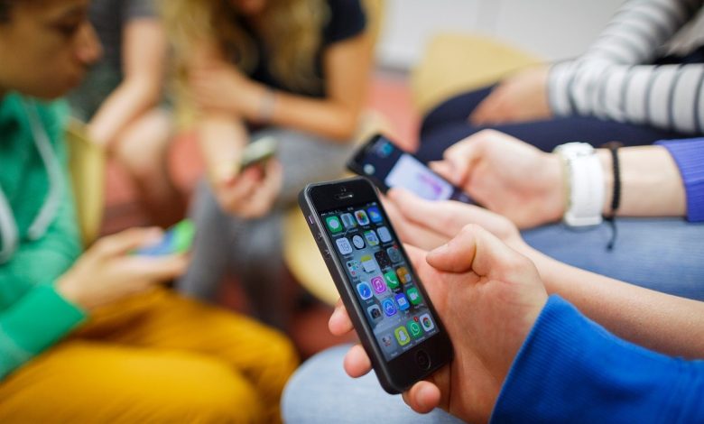 طبق یک نظرسنجی اکثر نوجوانان بدون موبایل احساس بهتری دارند اما همچنان آن را کنار نمی گذارند.