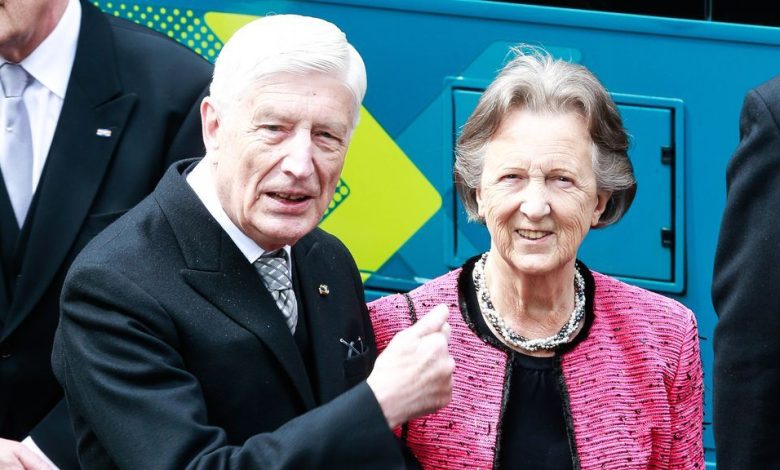 نخست وزیر سابق هلند دست در دست اوژنی، همسرش