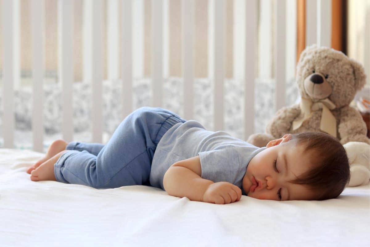 چگونه می‌توانم روال خواب منظم را برای کودکم ایجاد کنم؟