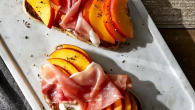 نان تست ریکوتا با هلو و پروشوتو برای یک صبحانه رژیمی ولی خوشمزه