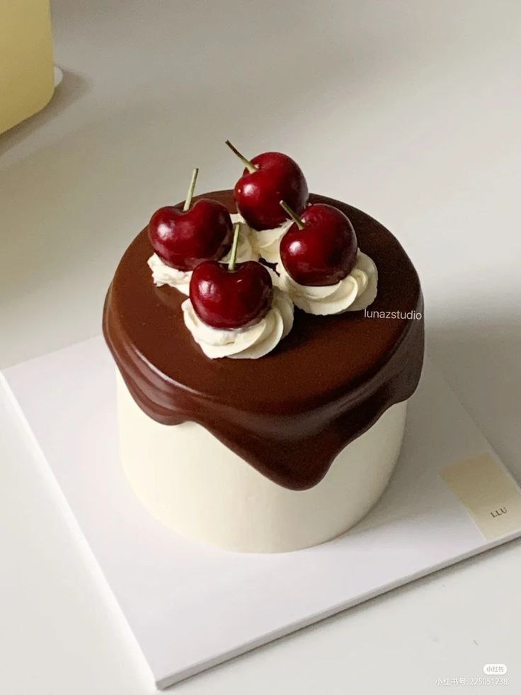 مدل کیک با دیزاین آلبالو23