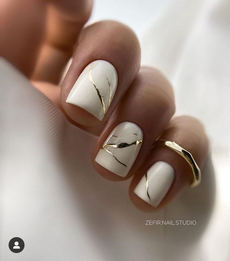 طراحی ناخن سفید طلایی