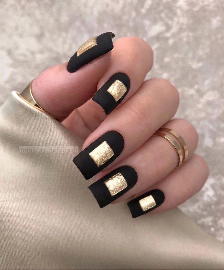 طراحی ناخن مشکی طلایی