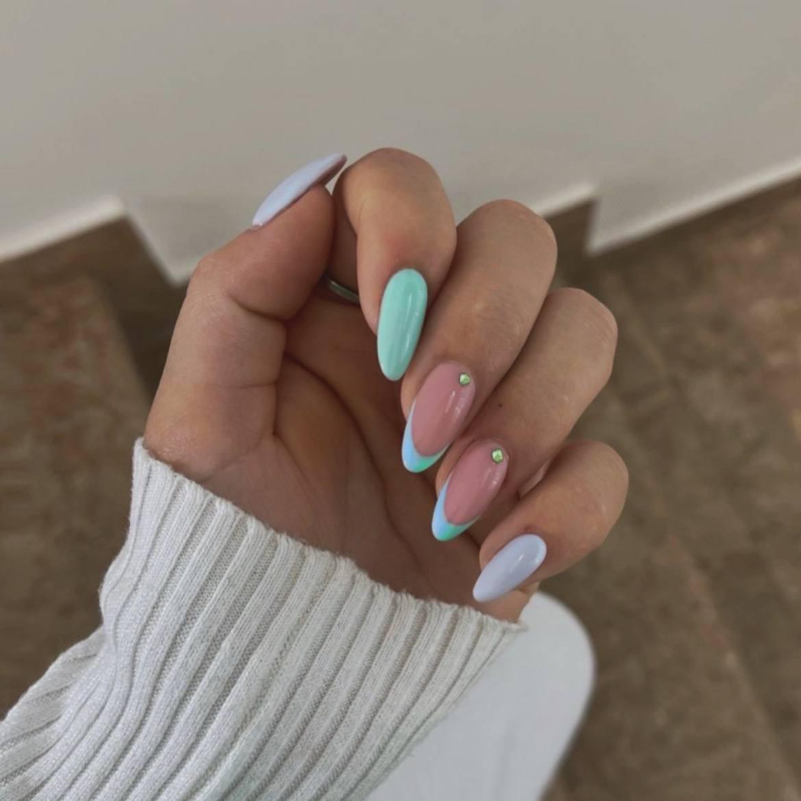 ناخن فرنچ آبی