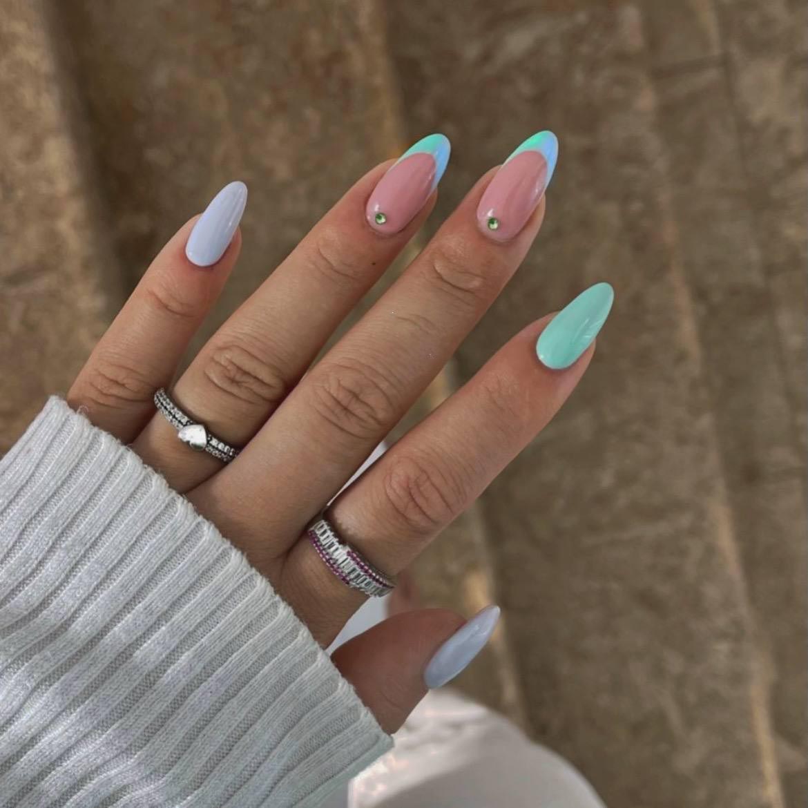 ناخن فرنچ آبی فیروزه ای