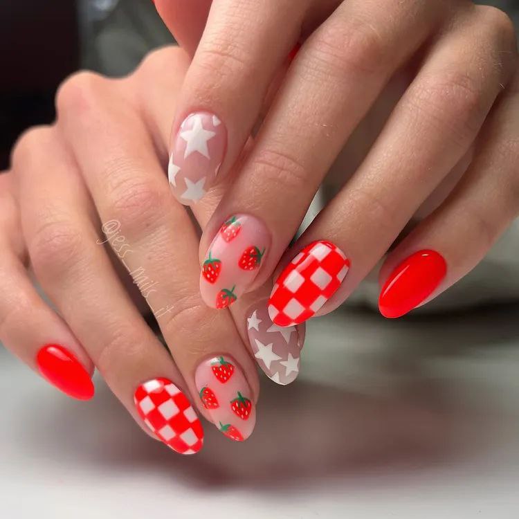 طراحی ناخن توت فرنگی برای پیک نیک