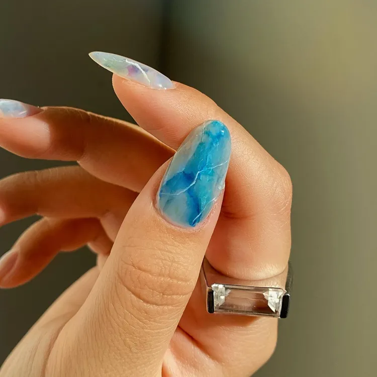 کاشت ناخن ماهی آبی