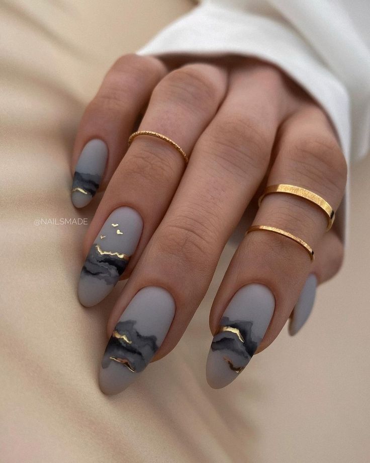 طراحی ناخن با رنگ طوسی3