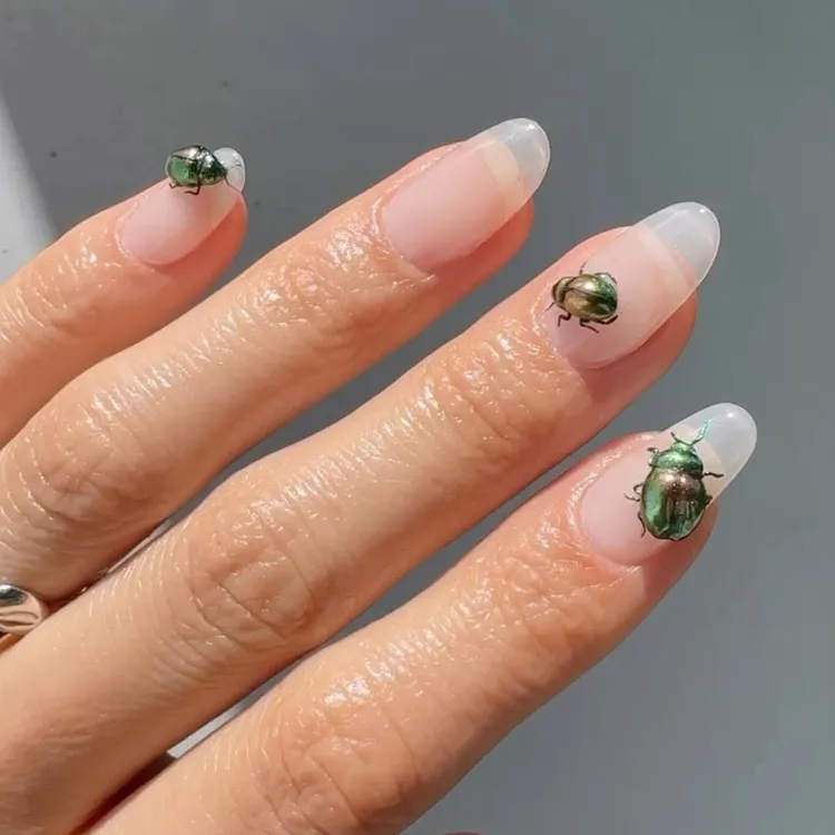 ایده ناخن با اکسسوری سوسک