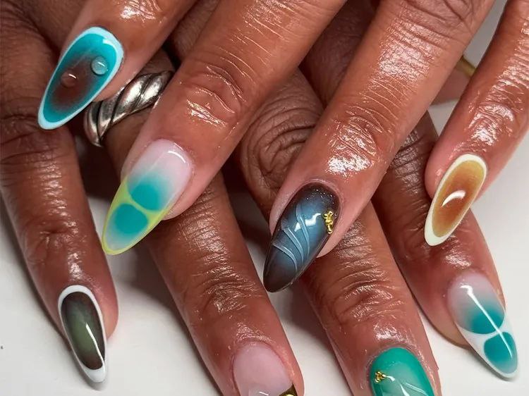 ۲۱ طرح ناخن پر جنب و جوش برای ماه شهریور، از طرح‌های مرجانی تا فرنچ رنگی