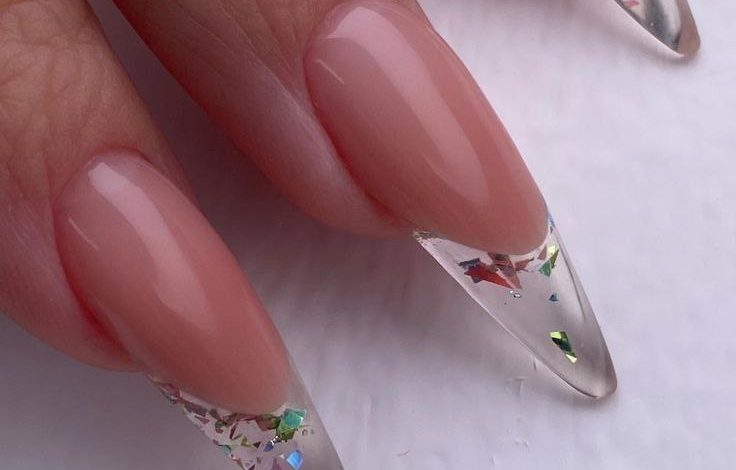 ۳۰ ایده خیرهکننده طراحی ناخن شیشهای برای درخششی مثل بلور