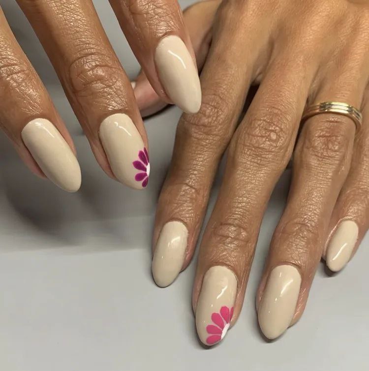 طراحی ناخن تابستانی کرم گل دار