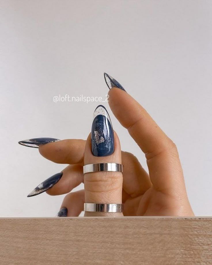 طراحی ناخن شیشهای آبی