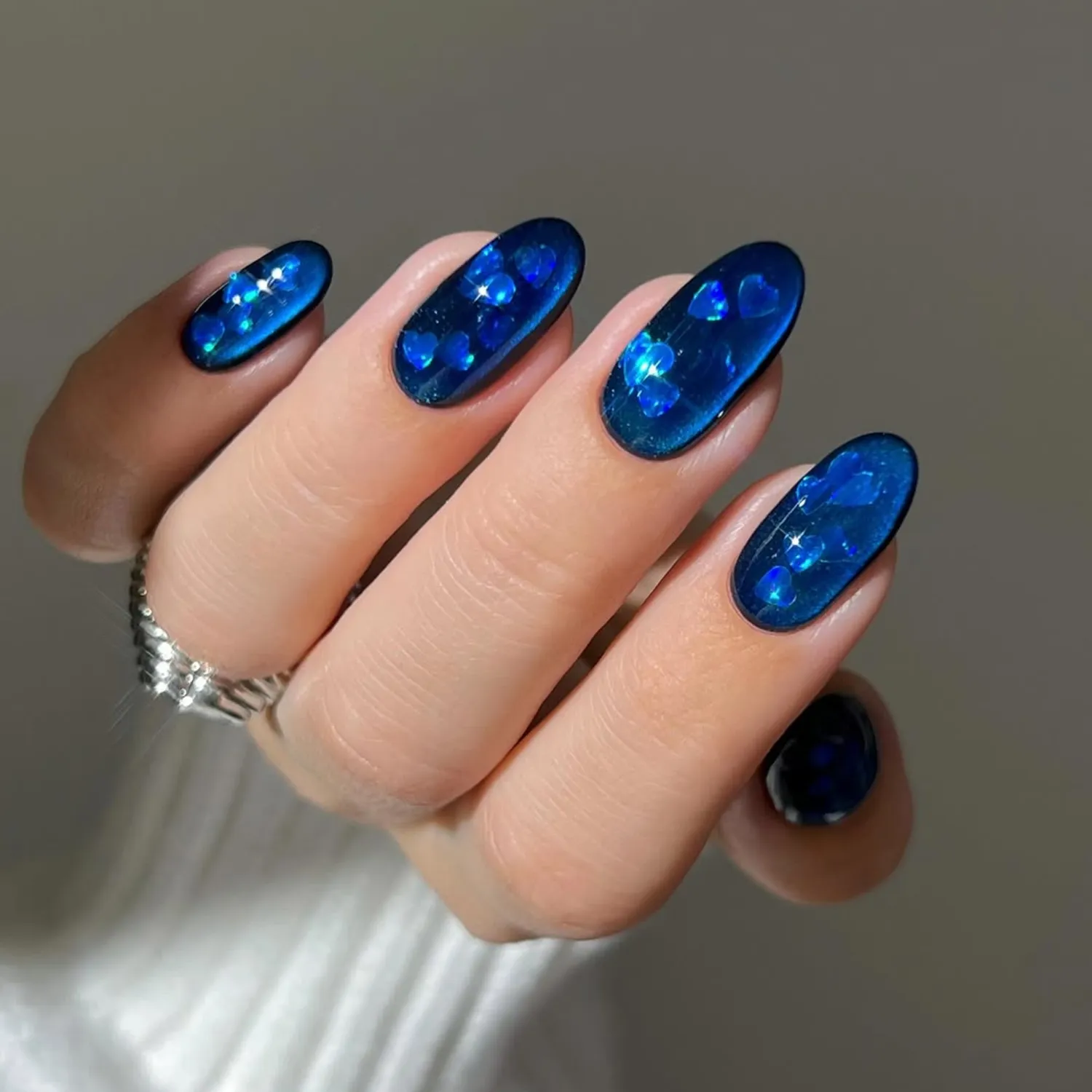 طراحی ناخن به رنگ آبی اکلیلی